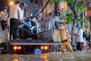 Những chuyến xe đặc biệt hỗ trợ người dân Cần Thơ vượt triều cường