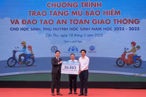 Đại diện Ủy ban ATGTQG và Honda Việt Nam trao tượng trưng.