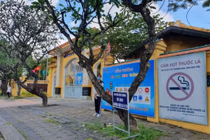 Hình ảnh tuyên truyền phòng chống tác hại thuốc lá tại cổng Trường THPT Châu Văn Liêm, quận Ninh Kiều (TP Cần Thơ).