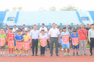 Đại diện các đội bóng nhận cờ lưu niệm.