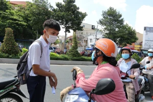 Học sinh phấn khởi hoàn thành bài thi Ngữ Văn.