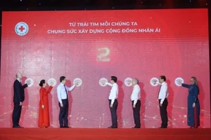 Chủ tịch nước Võ Văn Thưởng cùng thực hiện nghi thức phát động Tháng Nhân đạo 2023.