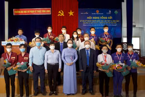 Đại biểu tham gia chụp ảnh lưu niệm cùng ban tổ chức cuộc thi.