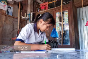 Học sinh được giáo viên giao bài tận nhà.