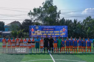 Hai đội bóng tại trận chung kết.