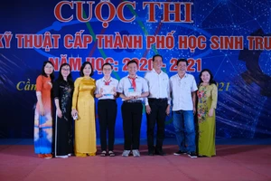 Đại biểu tham dự chụp ảnh lưu niệm.