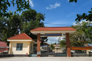 Thầy cô dọn dẹp, vệ sinh bàn ghế, phòng học, phòng chức năng và khuôn viên trường lớp.