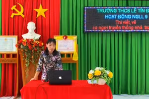 Giáo viên An Giang trình bày sản phẩm dự thi.