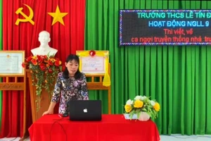 Giáo viên An Giang trình bày sản phẩm dự thi.