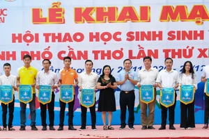 Ban Tổ chức tặng cờ lưu niệm cho các đoàn tham dự Hội thao.