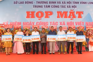 Đại diện các đơn vị tiếp nhận kinh phí thực hiện mô hình trợ giúp xã hội.