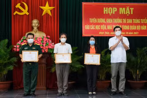 Ông Trần Thanh Bình, Chủ tịch UBND quận Bình Thuỷ tặng bằng khen cho tập thể, cá nhân có thành tích tiêu biểu trong tuyển sinh quân sự năm 2021.
