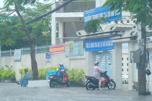 Trường THCS An Thới, quận Ninh Kiều (Tp Cần Thơ) bị nước dâng vào sân, phòng lớp học.