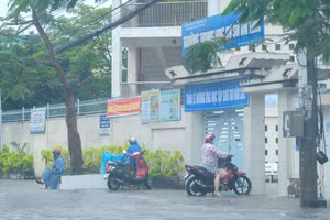 Trường THCS An Thới, quận Ninh Kiều (Tp Cần Thơ) bị nước dâng vào sân, phòng lớp học.