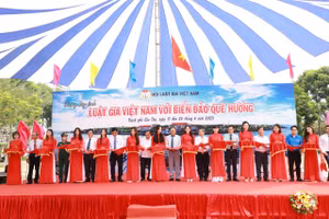 Các đại biểu cắt băng khai mạc triển lãm.