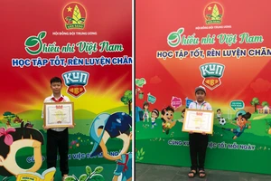 Em Quan Nhất Duy (ảnh trái) và em Nguyễn Quốc Bảo (ảnh phải) nhận bằng khen.