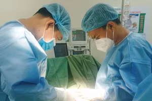 Các bác sĩ Khoa Thận Niệu đang phẫu thuật cấp cứu cho bệnh nhân.