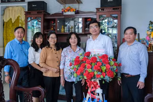 Ông Trần Thanh Bình, Giám đốc Sở GD&ĐT đã ân cần hỏi thăm sức khỏe và bày tỏ lòng tri ân sâu sắc đối với những Nhà giáo ưu tú.