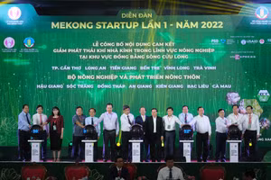 Đại biểu thực hiện nghi thức Cam kết giảm phát thải khí nhà kính trong lĩnh vực nông nghiệp tại khu vực ĐBSCL.