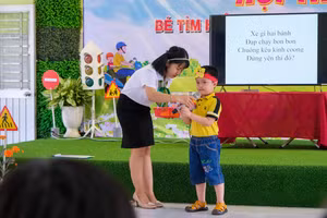 Trẻ làm quen với tiếng Anh thông qua các cuộc thi.