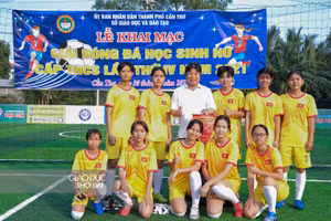 Đội bóng nữ THCS huyện Vĩnh Thạnh tại lễ khai mạc.