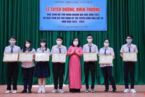 Các em học sinh Trường THPT Châu Văn Liêm được nhà trường trao giấy khen tại điểm cầu trường.