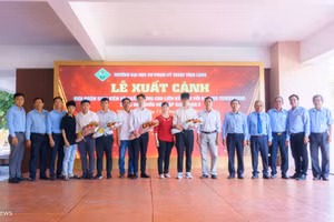 Lãnh đạo nhà trường và phụ huynh chụp ảnh lưu niệm cùng học sinh.