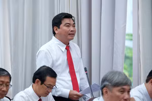 Ông Trần Thanh Bình, Giám đốc Sở GD&ĐT trả lời chất vấn tại kỳ họp thứ 11 của HĐND TP Cần Thơ.