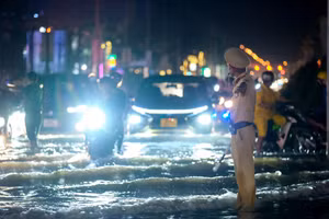 Chiến sĩ công an Cần Thơ tích cực hỗ trợ người dân trong đợt triều cường.