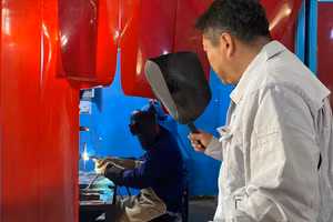 Doanh nghiệp Nhật Bản trực tiếp kiểm tra tay nghề lao động.