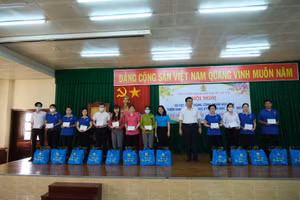 Lãnh đạo Sở và Công đoàn Giáo dục tặng quà cho cán bộ, giáo viên.