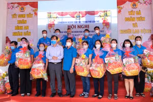 Lãnh đạo Sở GD&ĐT và liên đoàn lao động thành phố tặng quà cho công đoàn viên ngành GD&ĐT TP Cần Thơ.