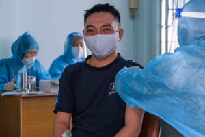 Người dân phấn khởi khi được tiêm ngừa vắc xin Vero Cell.