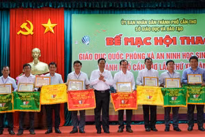 Ông Nguyễn Thực Hiện, Phó Chủ tịch UBND TP Cần Thơ trao bằng khen và cờ lưu niệm cho các đoàn tham gia.