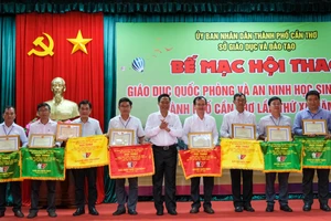 Ông Nguyễn Thực Hiện, Phó Chủ tịch UBND TP Cần Thơ trao bằng khen và cờ lưu niệm cho các đoàn tham gia.