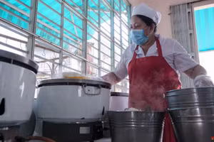 Cán bộ nhân viên bếp tại trường vui mừng phấn khởi khi trở lại làm việc.