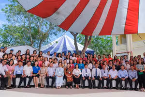 Đại biểu cùng đại diện Sở GD&ĐT và nhân viên thư viện tại 23 tỉnh/thành phố trên cả nước chụp ảnh lưu niệm.