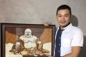 Ngoài giờ lên lớp, thầy Dương Hoàng Vũ dành hầu hết thời gian còn lại cho việc làm tranh gạo.