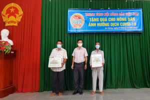 Ông Nguyễn Văn Nhiên - Chủ tịch Hội Nông dân tỉnh An Giang trao quà cho bà con nông dân xã Hòa Bình, huyện Chợ Mới (An Giang).