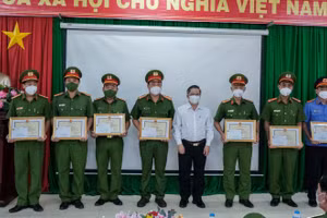 Lãnh đạo UBND TP Cần Thơ trao tặng Bằng khen cho Công an Quận Bình Thủy.