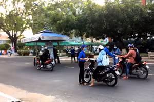 Đại học Đồng Tháp tổ chức đo thân nhiệt cho toàn bộ sinh viên đến trường (ảnh CTTĐT Đồng Tháp).