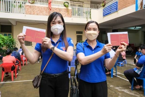 Cán bộ, giáo viên, công đoàn viên và đoàn viên thanh niên quận Ninh Kiều hào hứng tham gia hiến máu tình nguyện.