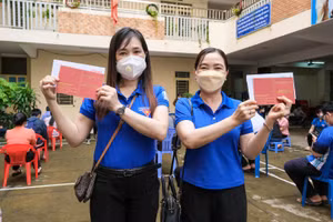 Cán bộ, giáo viên, công đoàn viên và đoàn viên thanh niên quận Ninh Kiều hào hứng tham gia hiến máu tình nguyện.