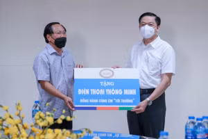 Ông Dương Tấn Hiển, Phó Chủ tịch thường trực UBND TP Cần Thơ tiếp nhận hỗ trợ thiết bị thông minh cho học sinh khó khăn.