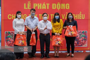 Ông Trần Việt Trường, Chủ tịch UBND TP Cần Thơ tặng quà cho các doanh nghiệp đồng hành.