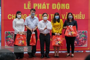 Ông Trần Việt Trường, Chủ tịch UBND TP Cần Thơ tặng quà cho các doanh nghiệp đồng hành.