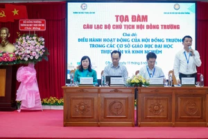 Đại biểu chủ trì buổi toạ đàm Câu lạc bộ Chủ tịch Hội đồng trường.