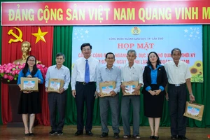 Lãnh đạo Sở và lãnh đạo Liên đoàn lao động thành phố tặng quà cho nguyên lãnh đạo qua các thời kỳ.