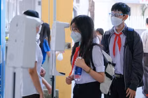Học sinh được nhà trường tổ chức đo thân nhiệt, khử khuẩn trước khi vào lớp học.