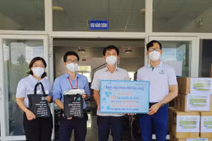 Trao tặng túi thuốc an sinh tại bệnh viện dã chiến số 01